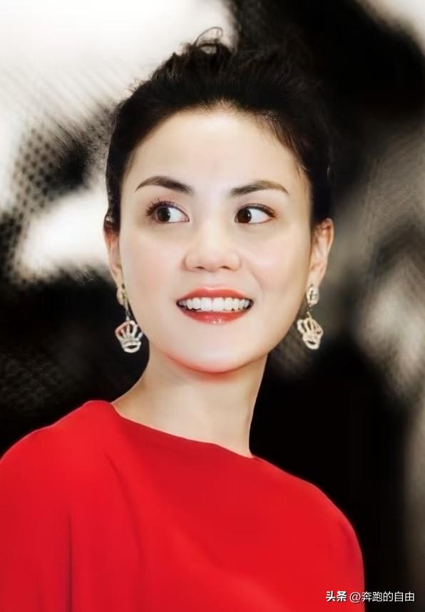 王菲再次轰动娱乐圈。
这次不是因为和谢霆锋一起西安的演唱会，而是57岁的王菲这一