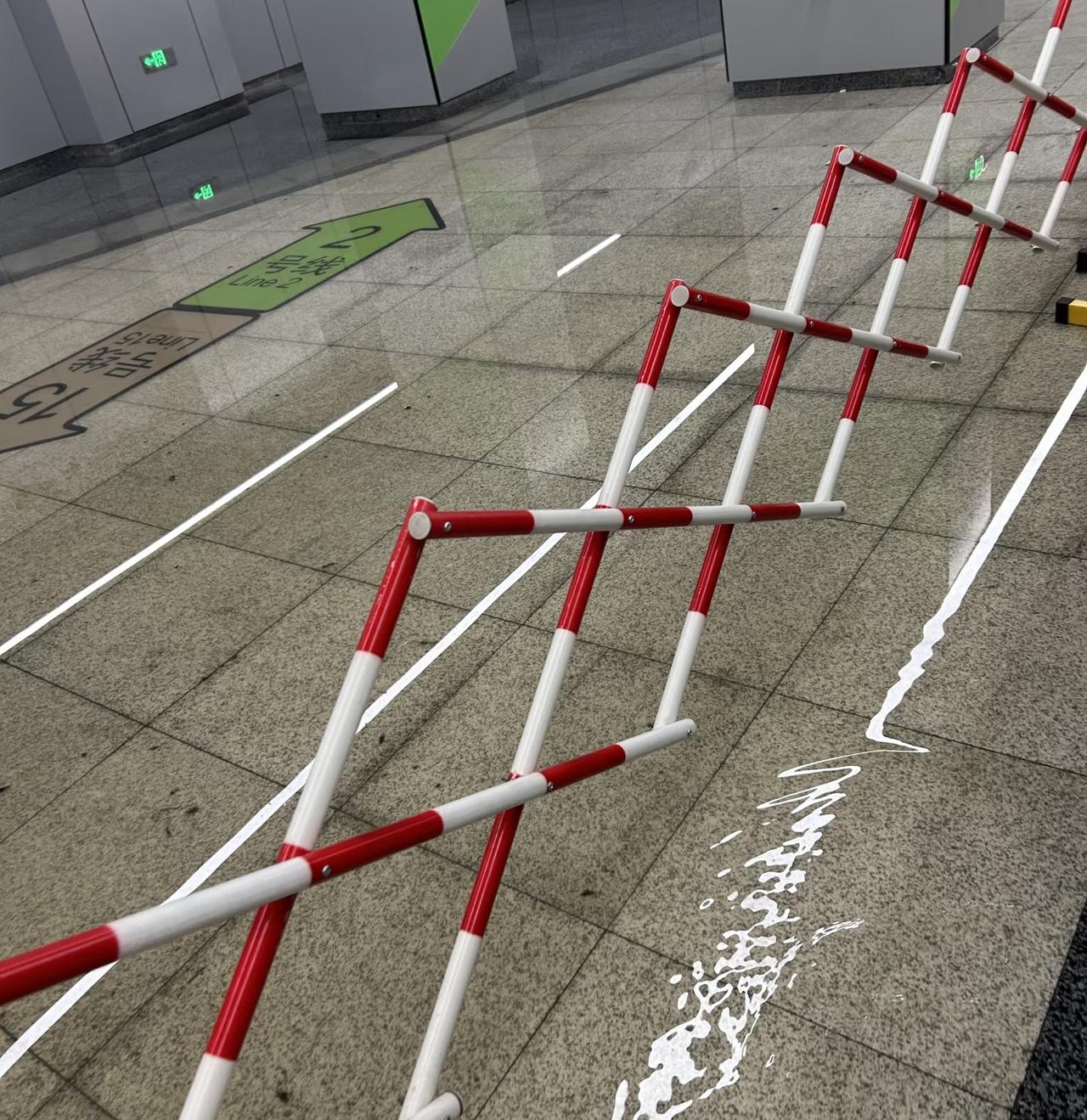 上海地铁到地怎么了？听说💩💩💩炸起来了！
上海地铁娄山关路站最近可真是“状