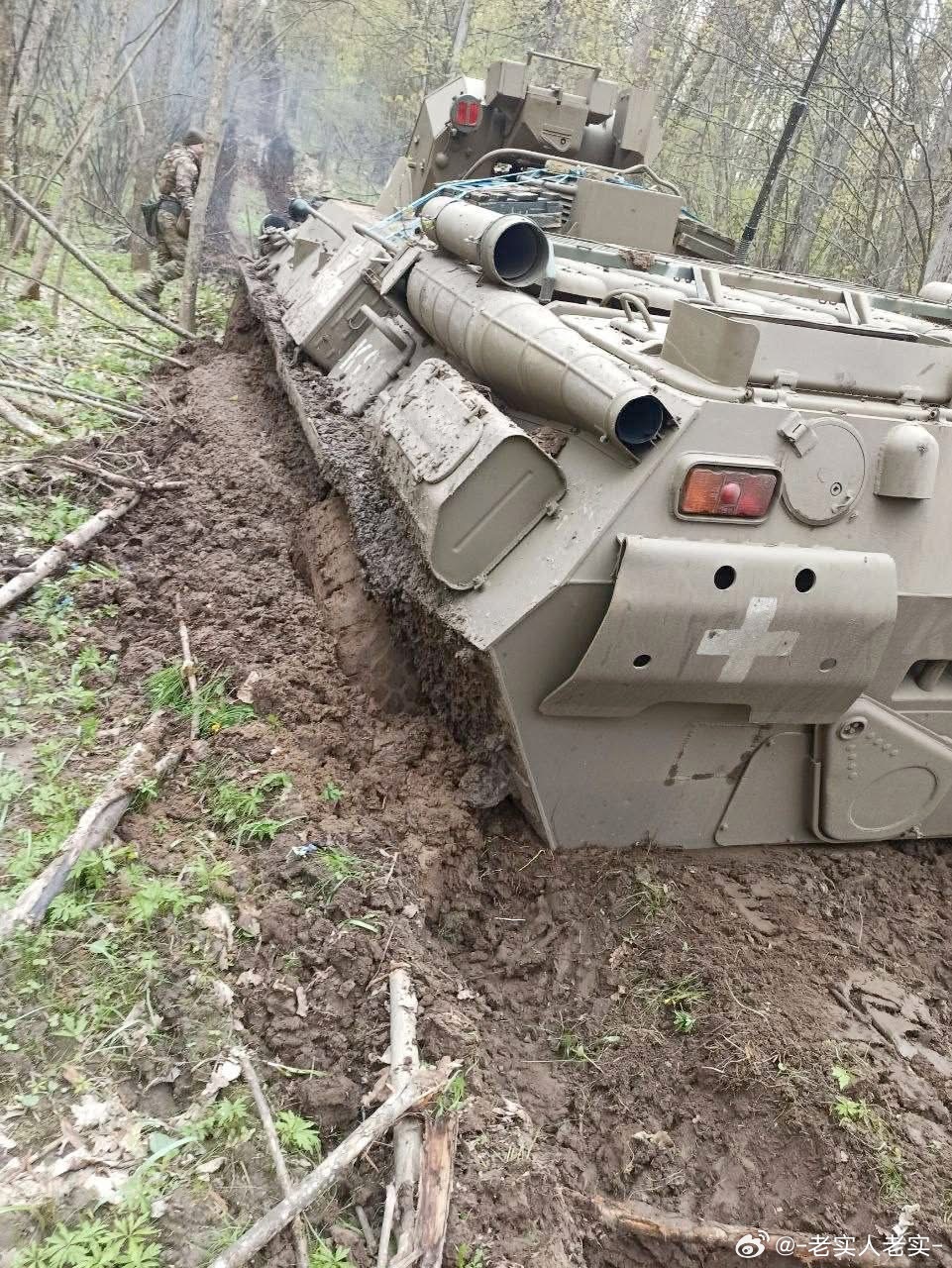 一辆因为陷进泥坑而被污军缴获的鹅军BTR82，摄于一月份。这一幕在之前的东线战场