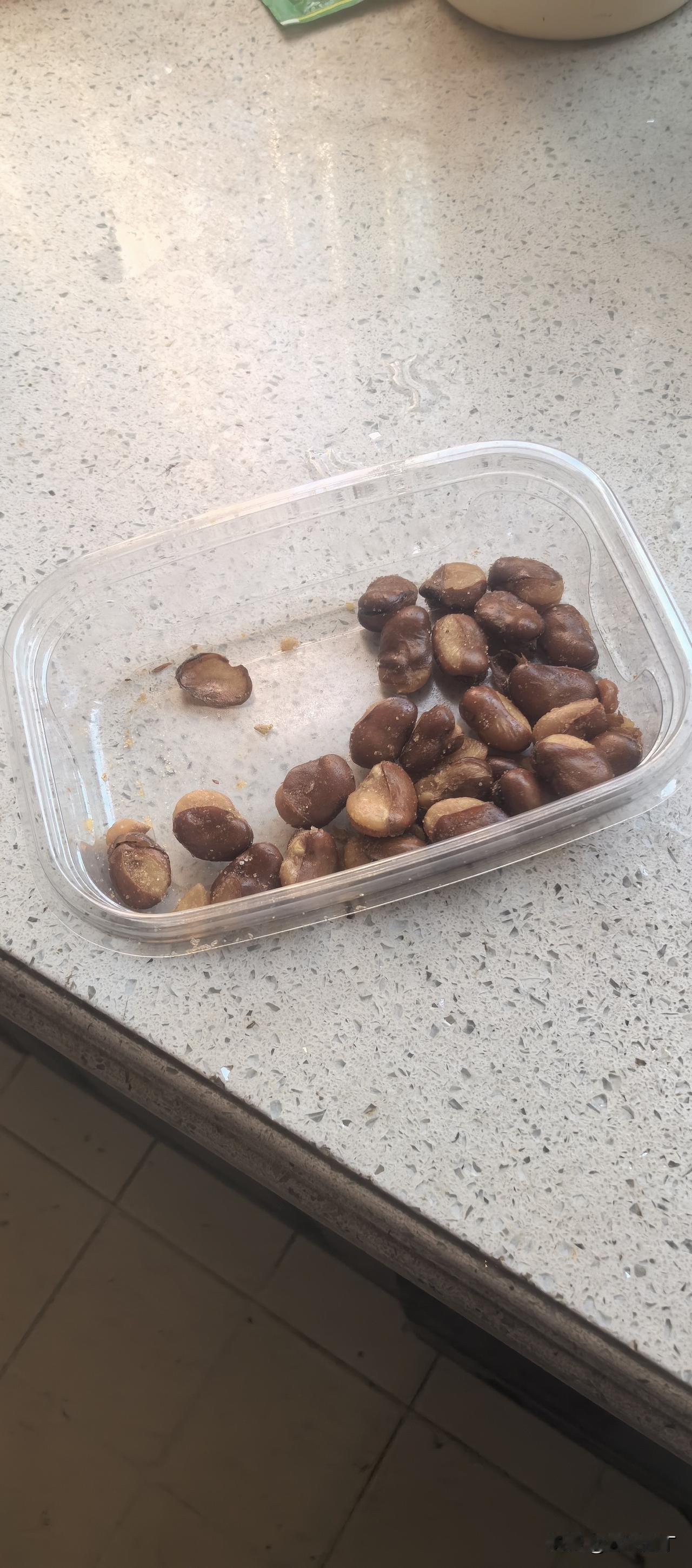 从一盒油炸蚕豆来说说我和孩子他爹旷日持久的斗争。

今天有早自习，5点多起床去厨