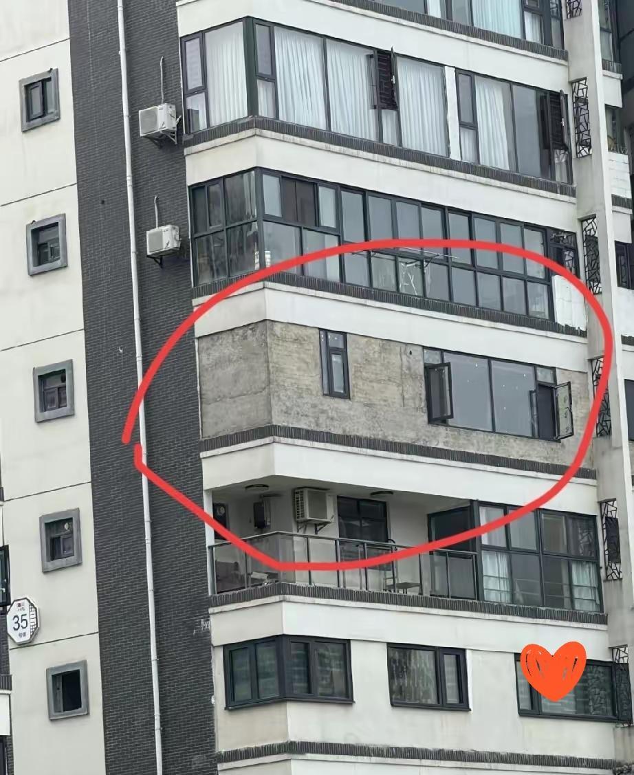 我做梦都想要的落地窗，结果他们全封了，也是个牛人!
 
今天路过小区，远远就瞅着