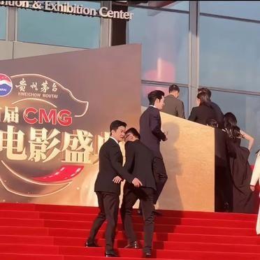 吴京突然抛下并肩的眼镜哥，冲下楼梯拥抱葛优。
那一刻，镜头记录着全过程。
眼镜哥