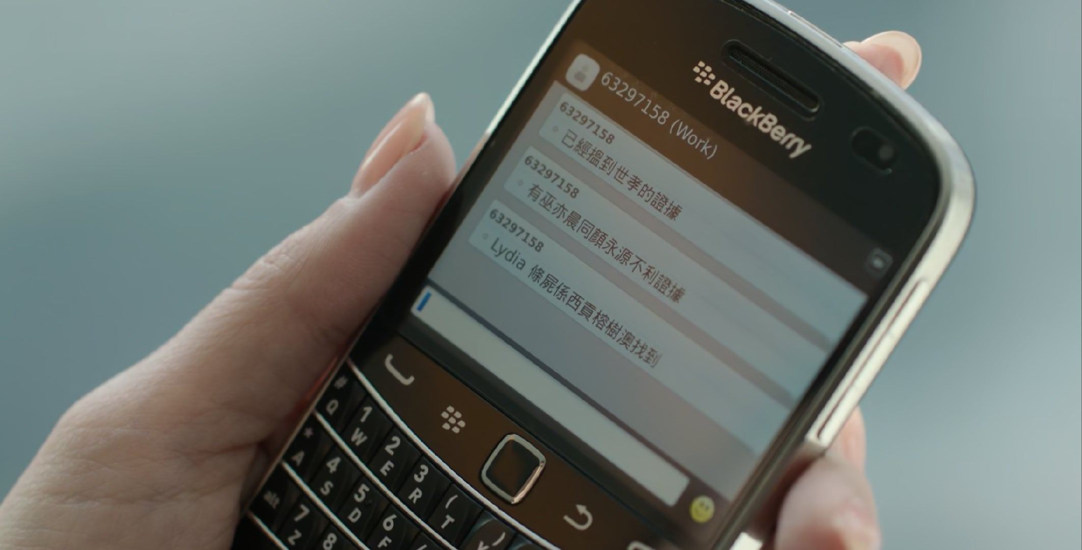 这年头，还能在电视剧里面看到这熟悉的机型港剧里面，用苹果机型的话，都会是戴壳的，