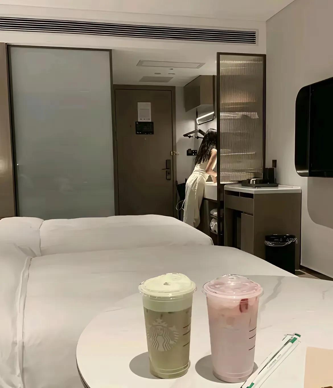 初见网友
感觉本人比照片还漂亮
不虚此行

聊了一个月
开了两个小时的车
逛了三