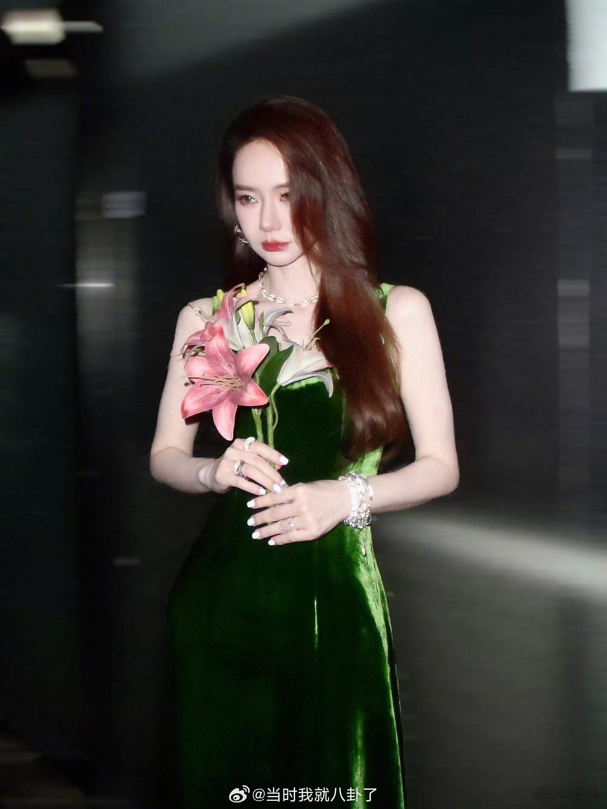 戚薇  被戚哥迷倒了，完美驾驭这条墨绿色吊带裙💚，优越肩颈线条一览无余，又飒又