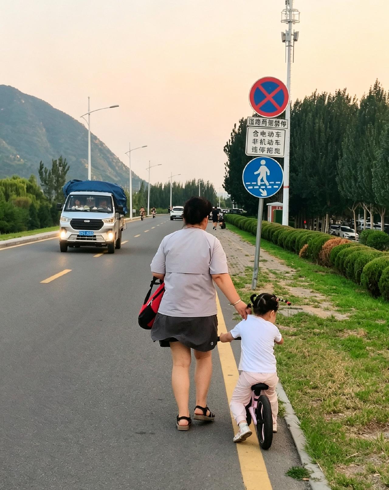 滨河路上为什么没有自行车道。
当天，我是骑自行车的，前边的小娃娃骑平衡车。
对向