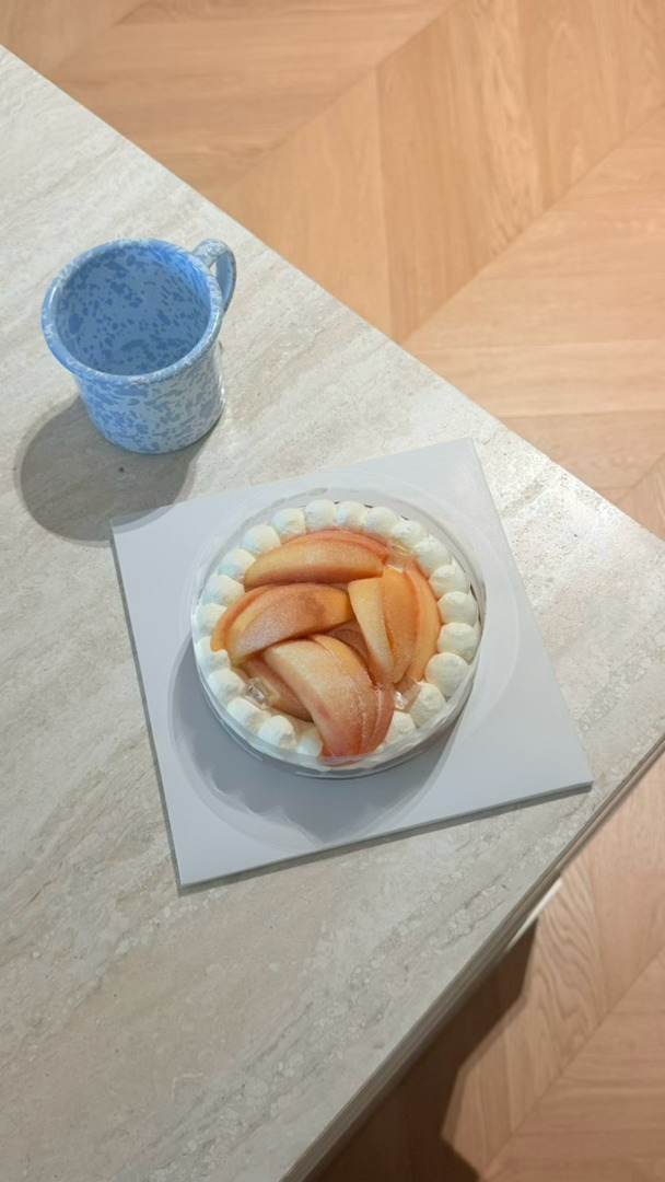 今天是小蓝生日所以买了桃子挞吃 