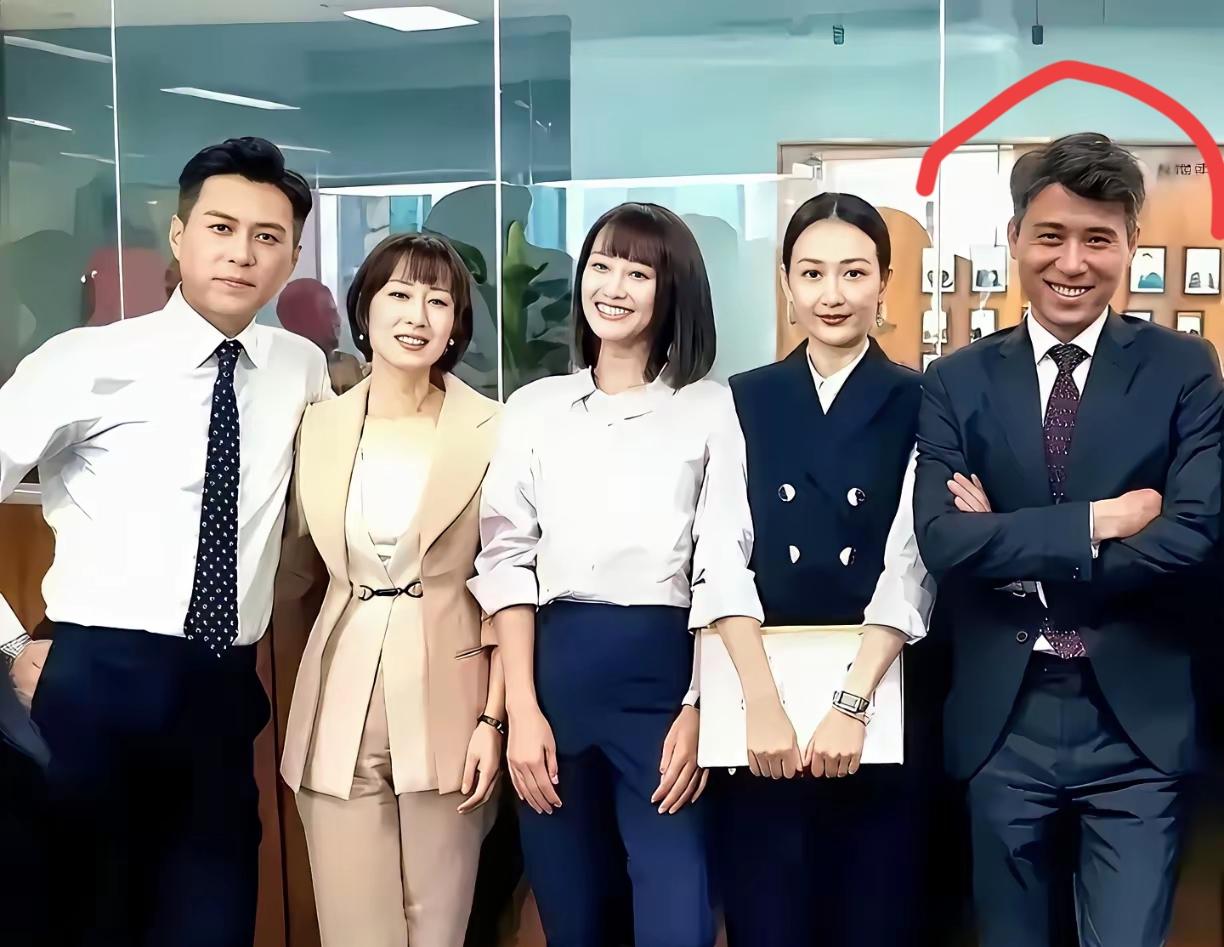 娱乐圈唯一一个我觉得比靳东还帅的男人，不接受反驳！大家看出来他是谁了吗？
