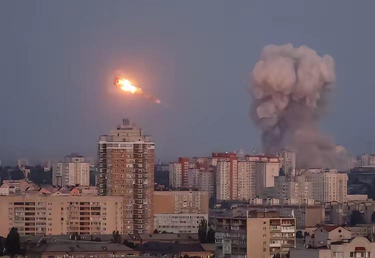 乌克兰这次是真的把事闹大了！91架无人机直奔俄总统位于诺夫哥罗德地区的官邸，规模