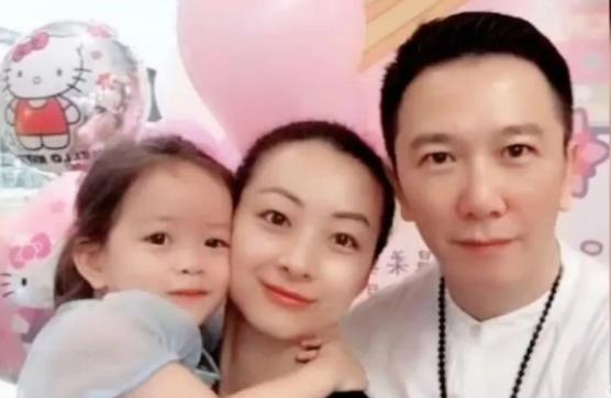 61岁的温兆伦卖掉香港房子，户口迁到北京，每天坐地铁接女儿上下学，邻居都喊他温师