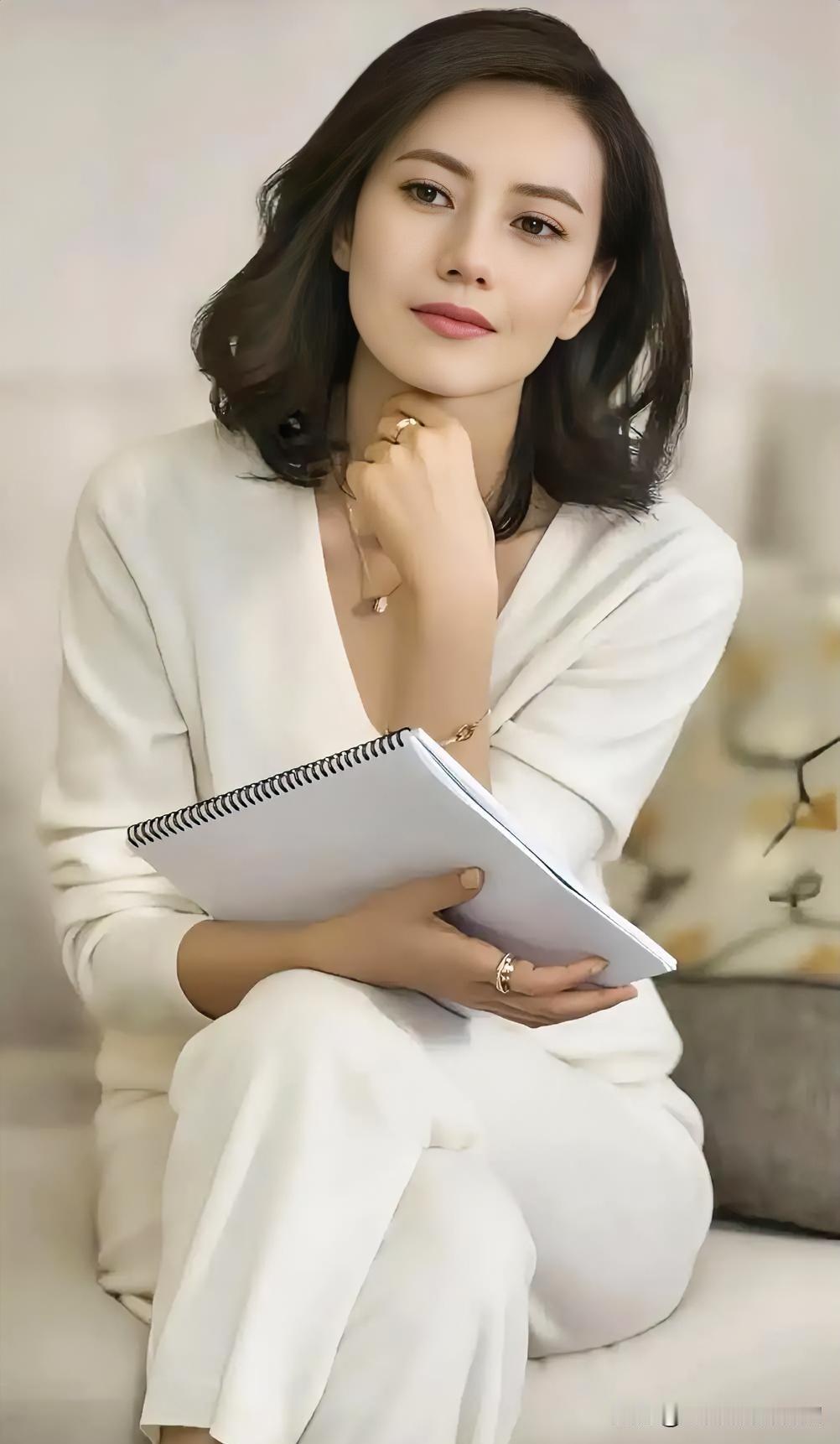 发现美素衣执卷浅思量，眸光流转间自有清辉满室。