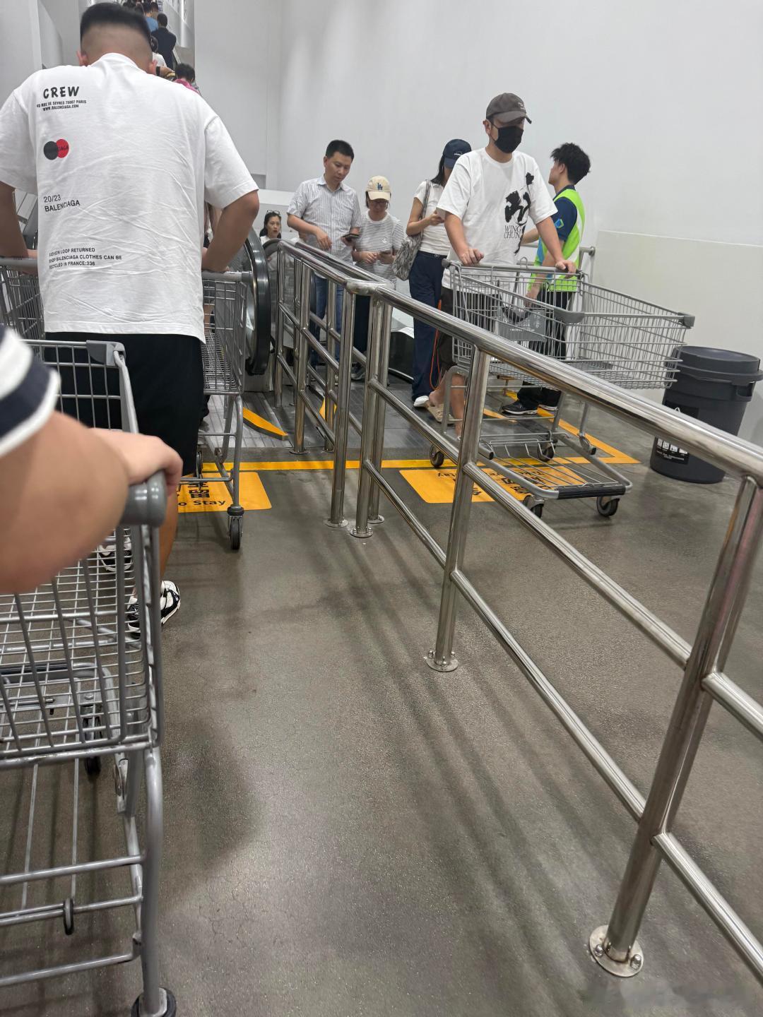 网友偶遇雷佳音逛超市网友偶遇雷佳音逛超市，这都能被一眼认出来。​​​​雷佳音逛超