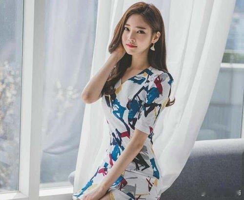 八字中官杀混杂而多的女人容易出轨：若是女命中的八字中，正官与偏官（俗称七杀）混杂