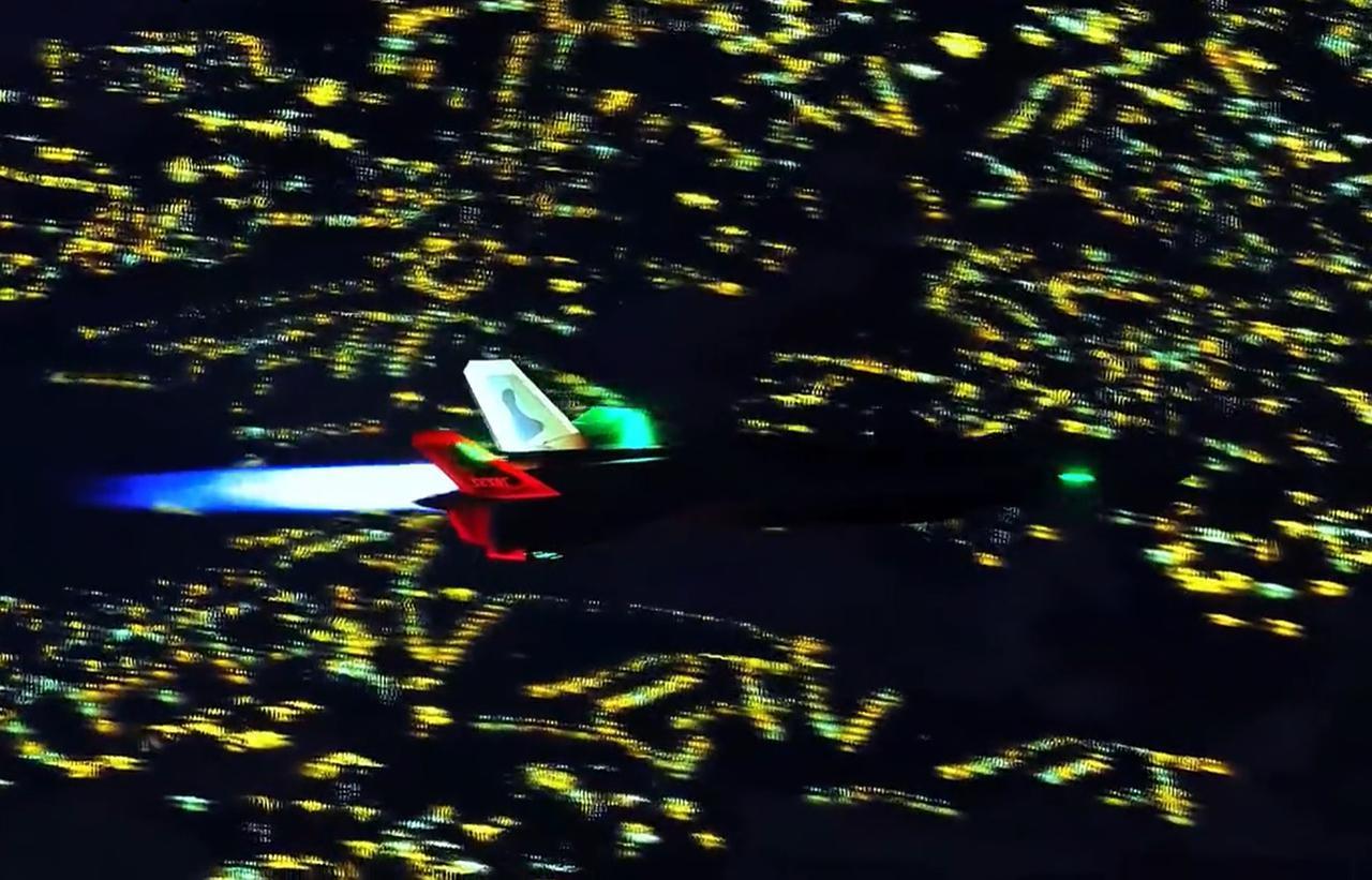 这是到目前为止，小编见过的最美的歼-20，不接受反驳。

第一美，机身的灯光、喷