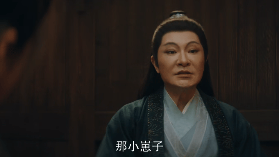 你叫青衣你在喉咙里开拖拉机 名字优雅，气质斯文，嗓音却像砂纸摩擦，一开嗓就能把人