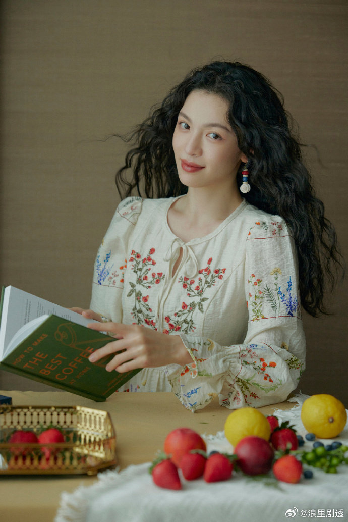 钟楚曦田园风碎花裙 这一袭碎花裙也太绝了！优雅又明媚，把田园风穿出高级感，颜值身