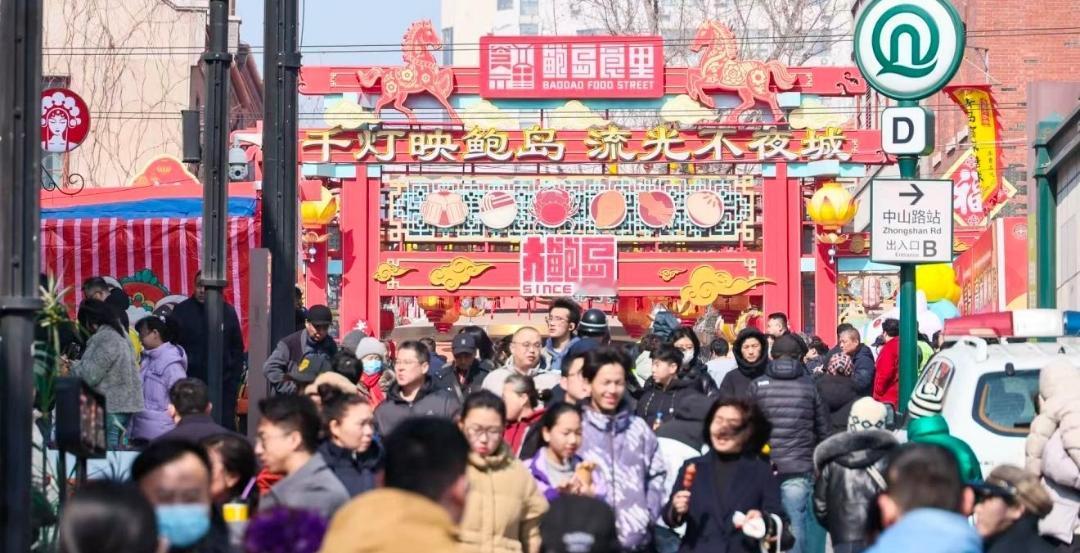 天南地北大拜年近日，青岛萝卜·元宵·糖球会迎来春节假期客流与消费的双重高峰，单日
