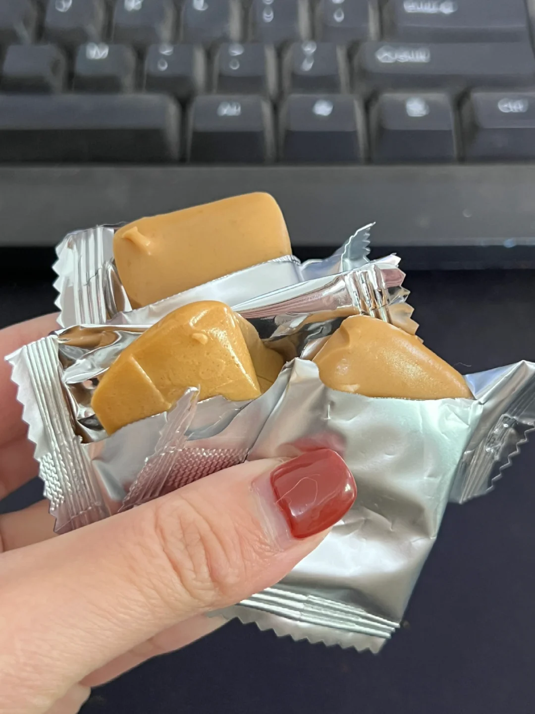 办公室最近人手一袋的姜撞奶糖