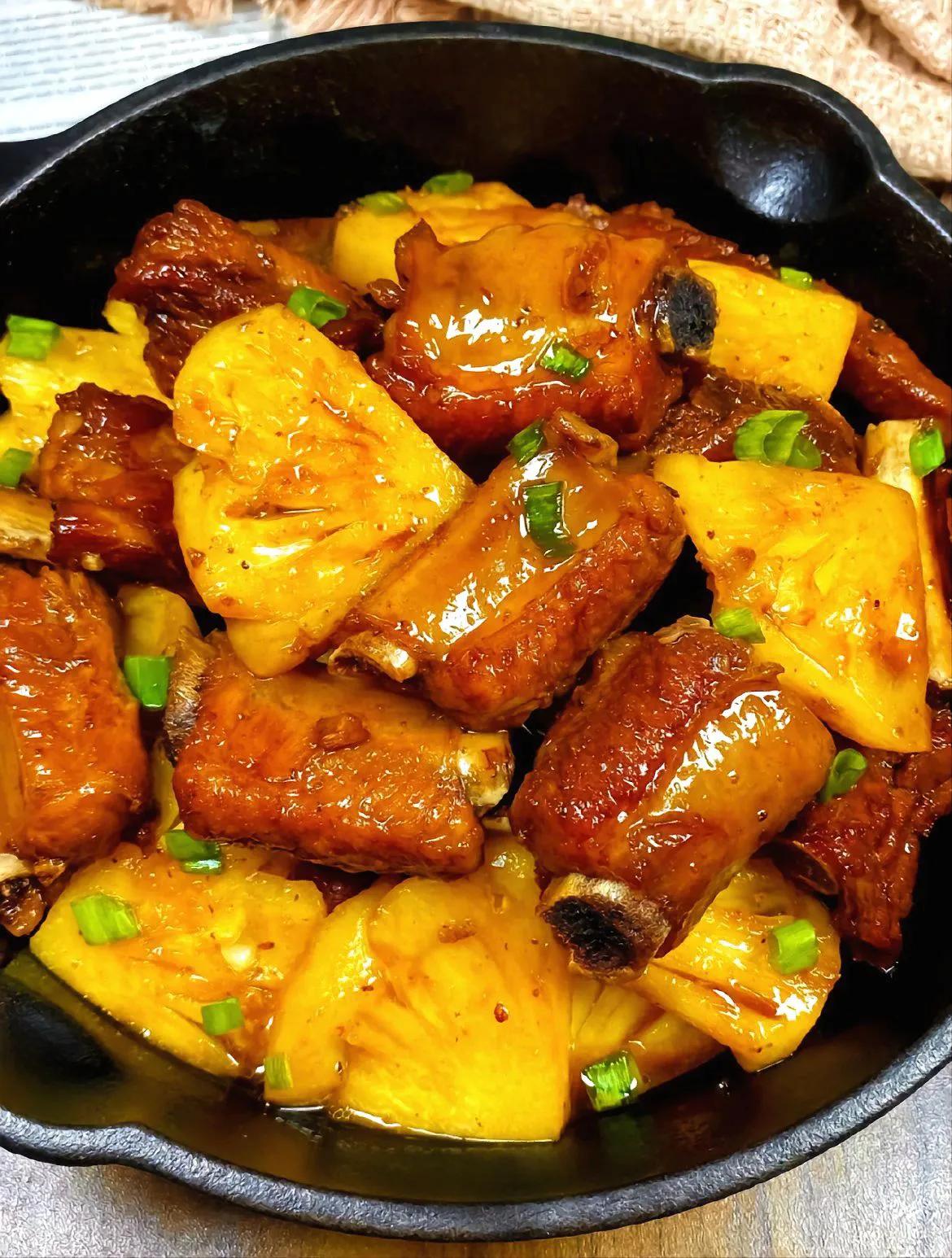 菠萝排骨真的是巨巨巨好吃呀!
排骨软烂入味加上菠萝香味真的好下饭啊！
做法：
1