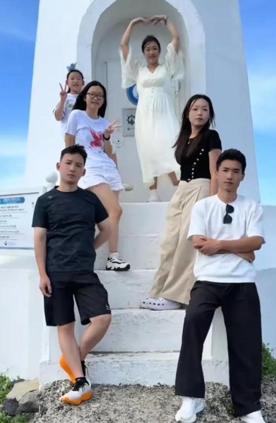谢浩男一家韩国游玩美翻了，浩男妈妈气质都彻底变了。
 
孩儿寻回来，谢浩男妈妈从