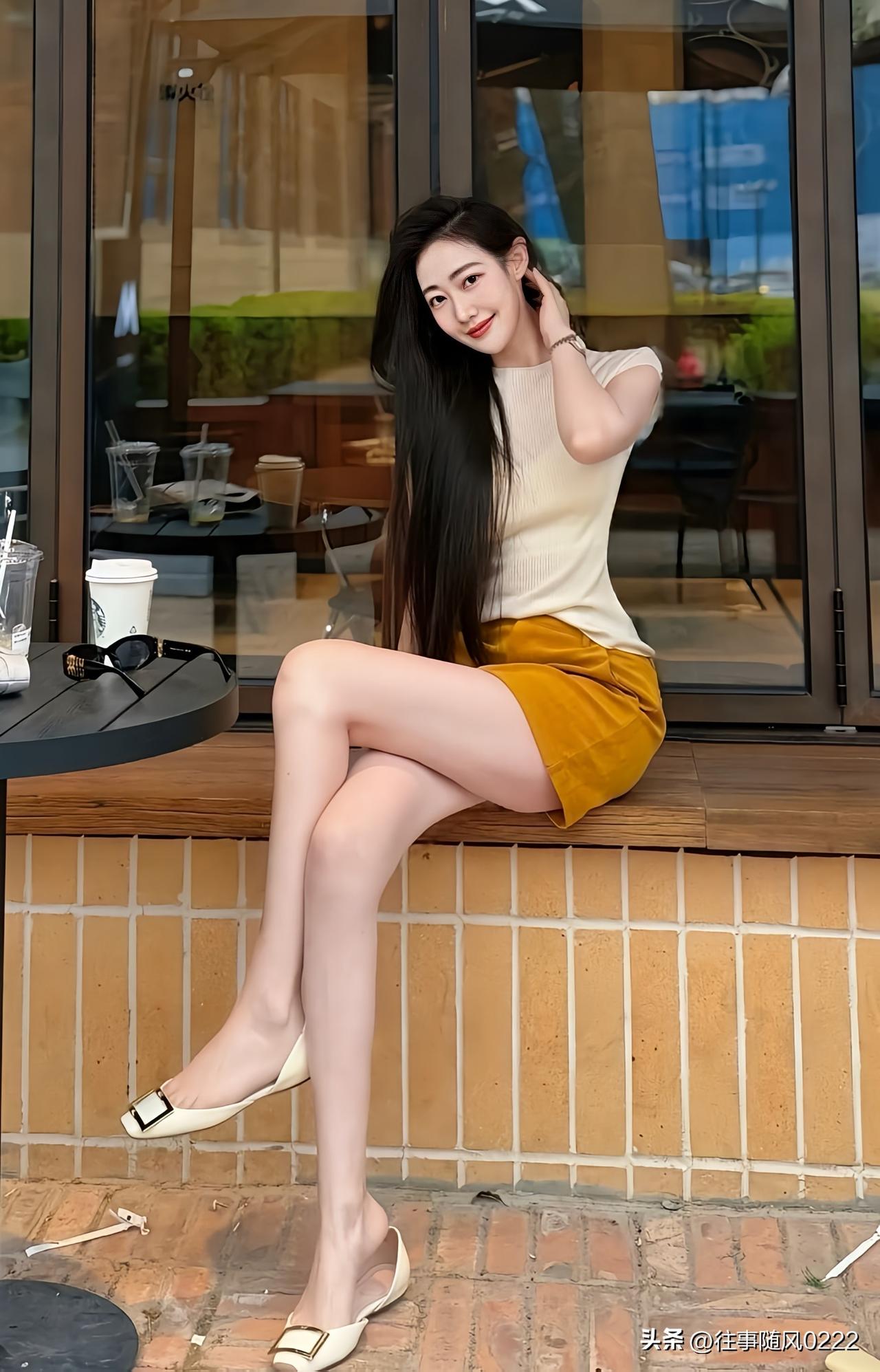 阳光下的咖啡馆，甜美女孩享受悠闲时光