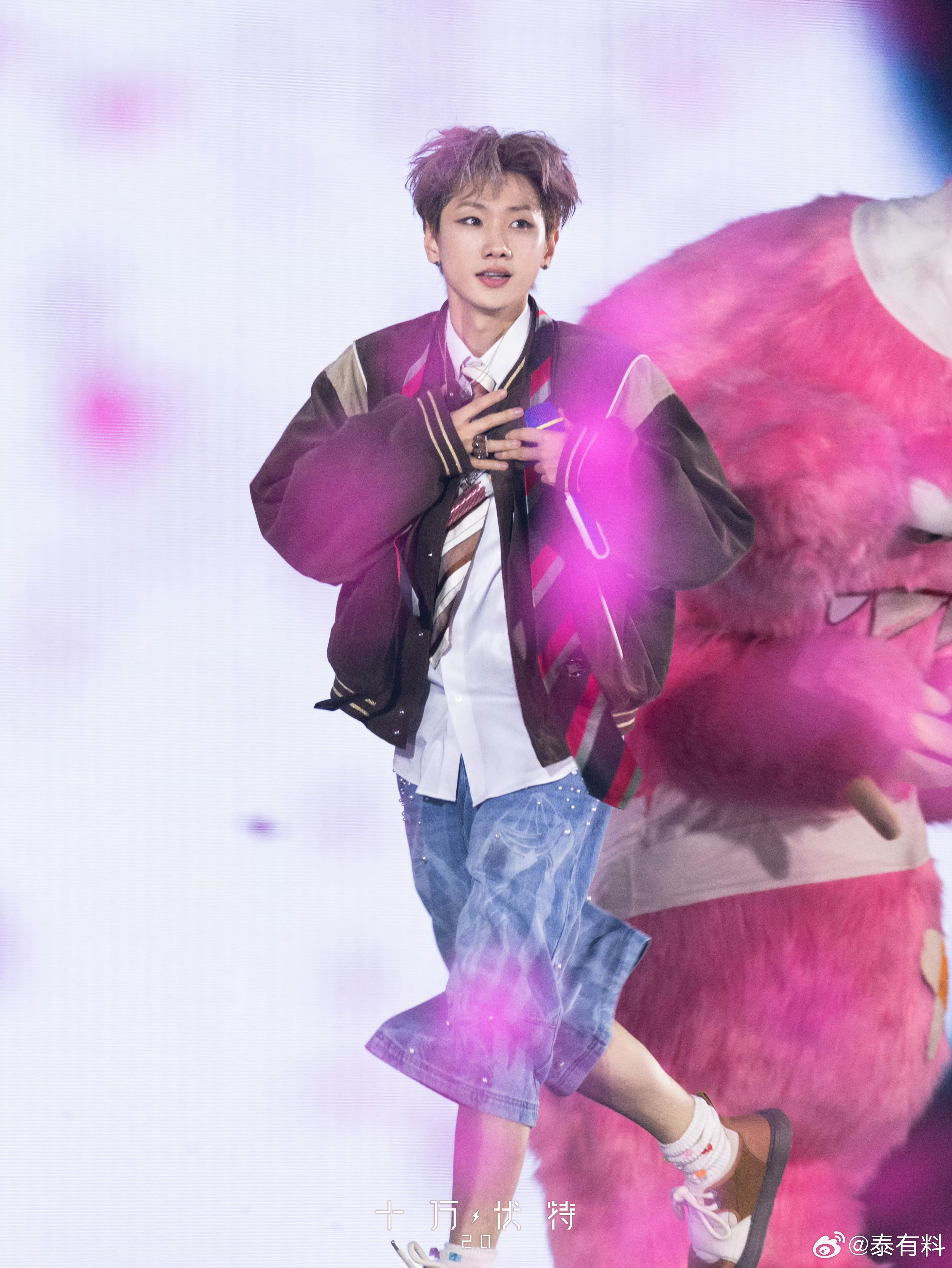 汪苏泷这次玩上街头节奏了 一脚迈出录音棚，一脚踏进城市Beat。汪苏泷演绎赛博老