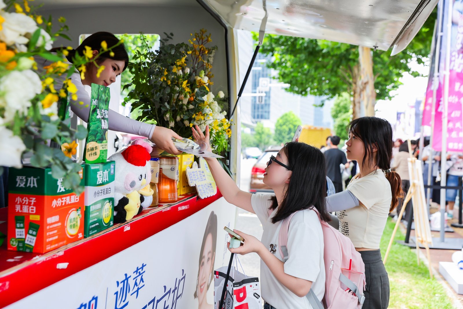 炎炎夏日追线下的辛苦原来不止有粉丝才懂！飞鹤这次应援车完全是及时雨的程度啊！浪姐