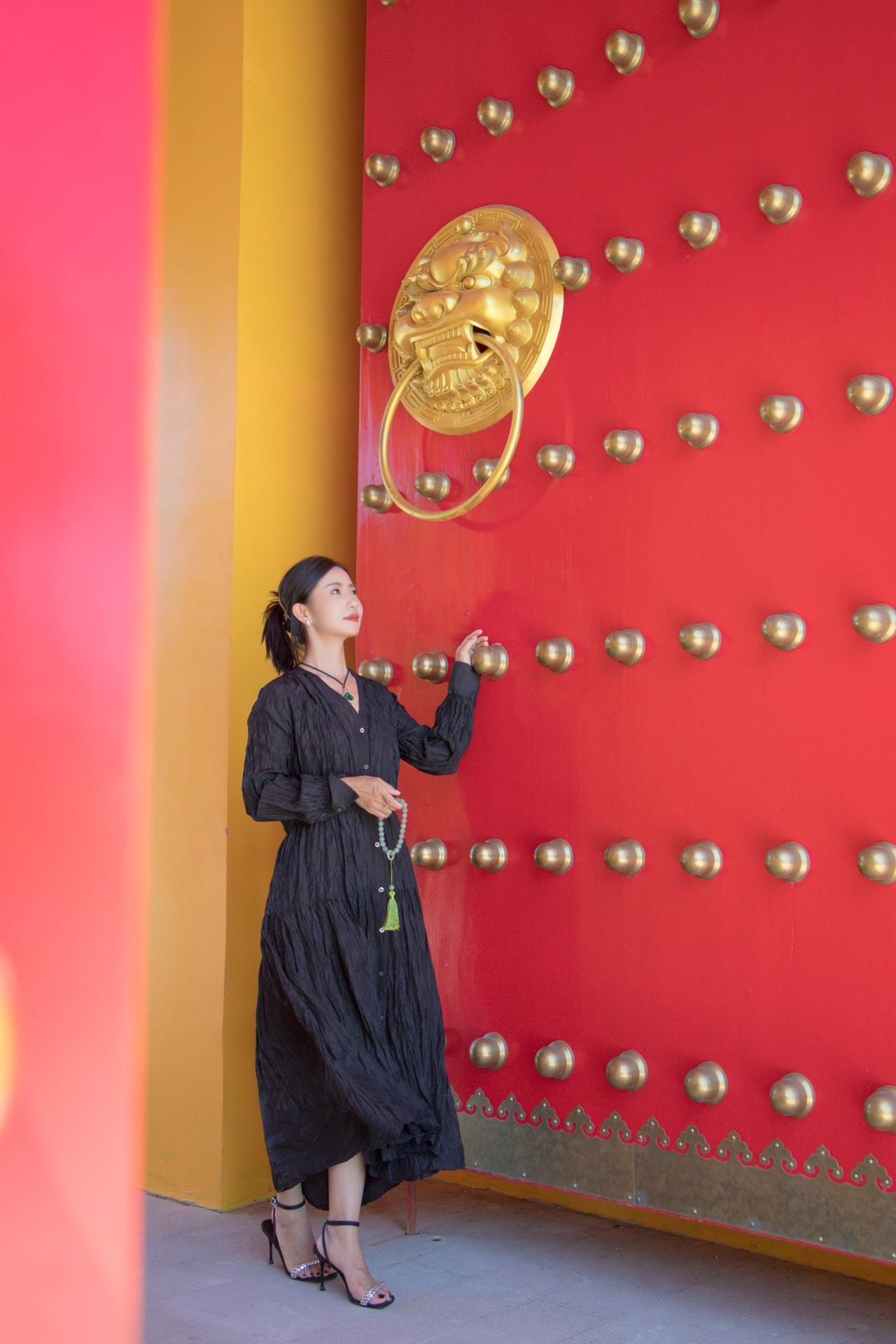 平淡对待得失，冷眼看尽繁华；畅达时不张狂，挫折时不消沉。#寺庙#卧佛寺 #禅悟人