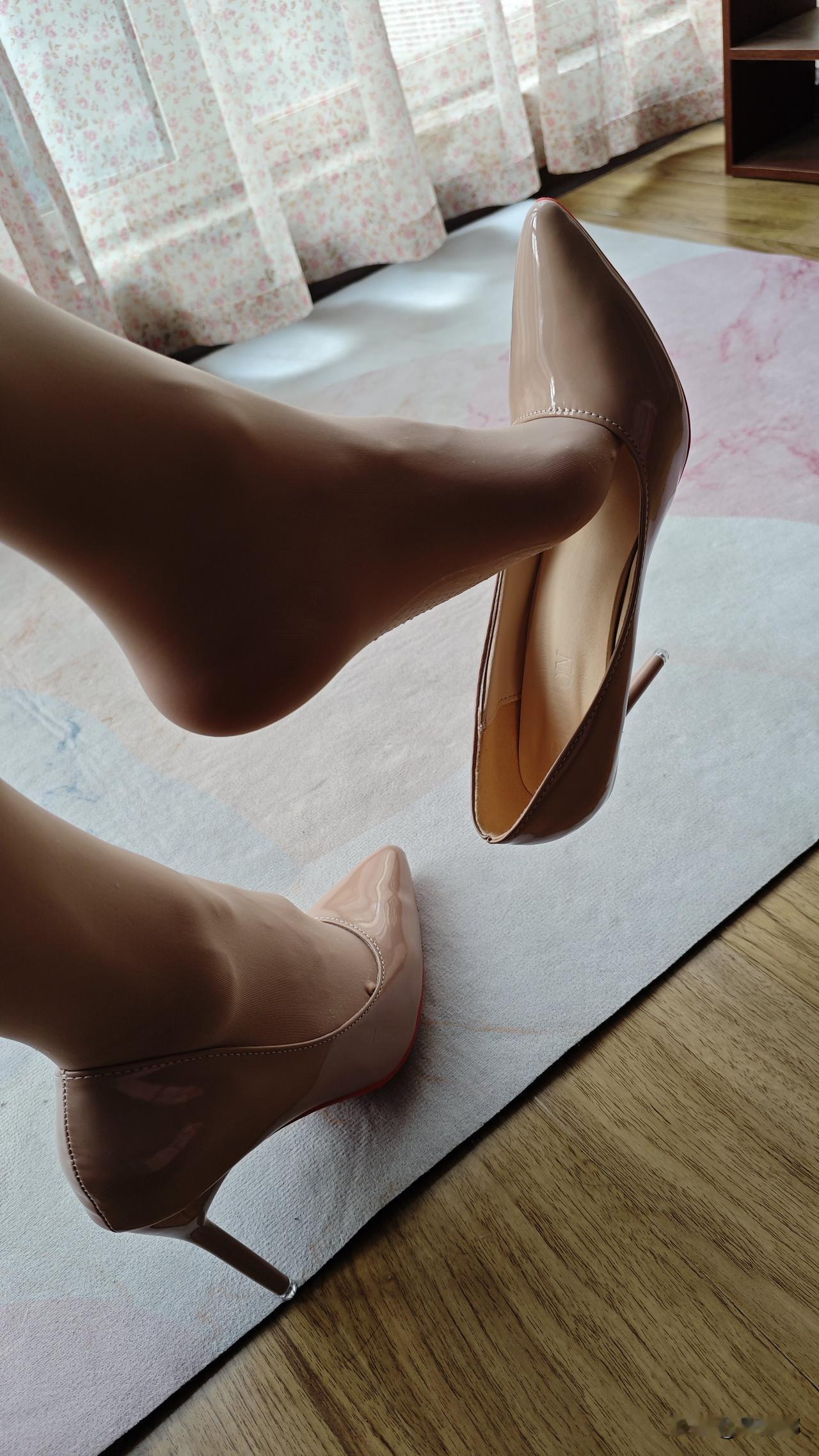 选择一双什么样的高跟鞋好看?