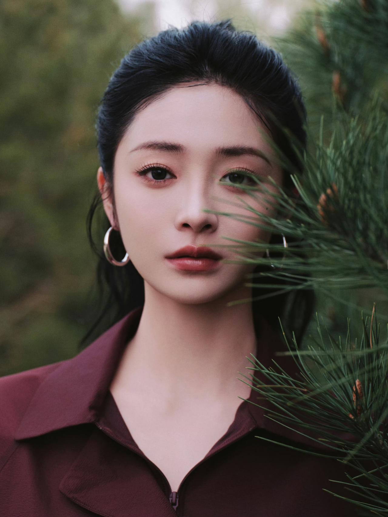 春日生活打卡季风里已经有了春的味道，安可一场松弛自在的户外时光。酒红衬衫撞色红靴