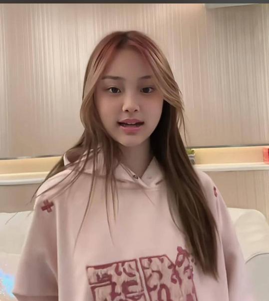 甜馨这么小就当了端水大师！！


甜馨这孩子
懂事得让人心疼

12岁的年纪
正