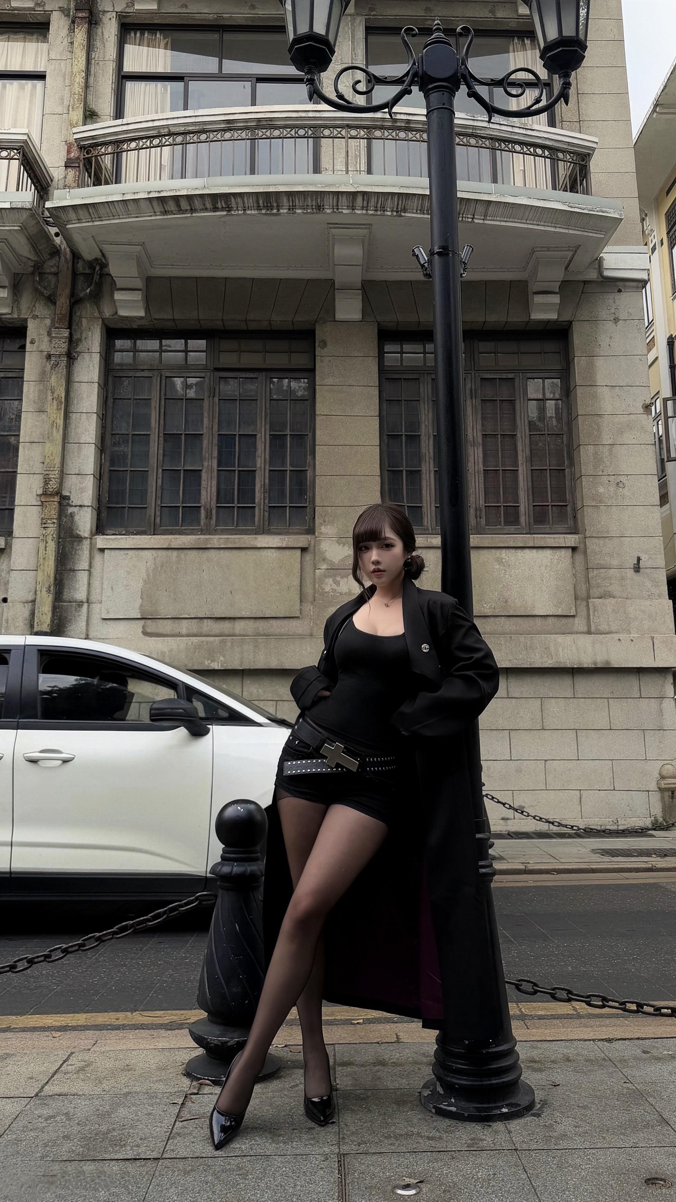 那姐姐就蹲下来抱抱你