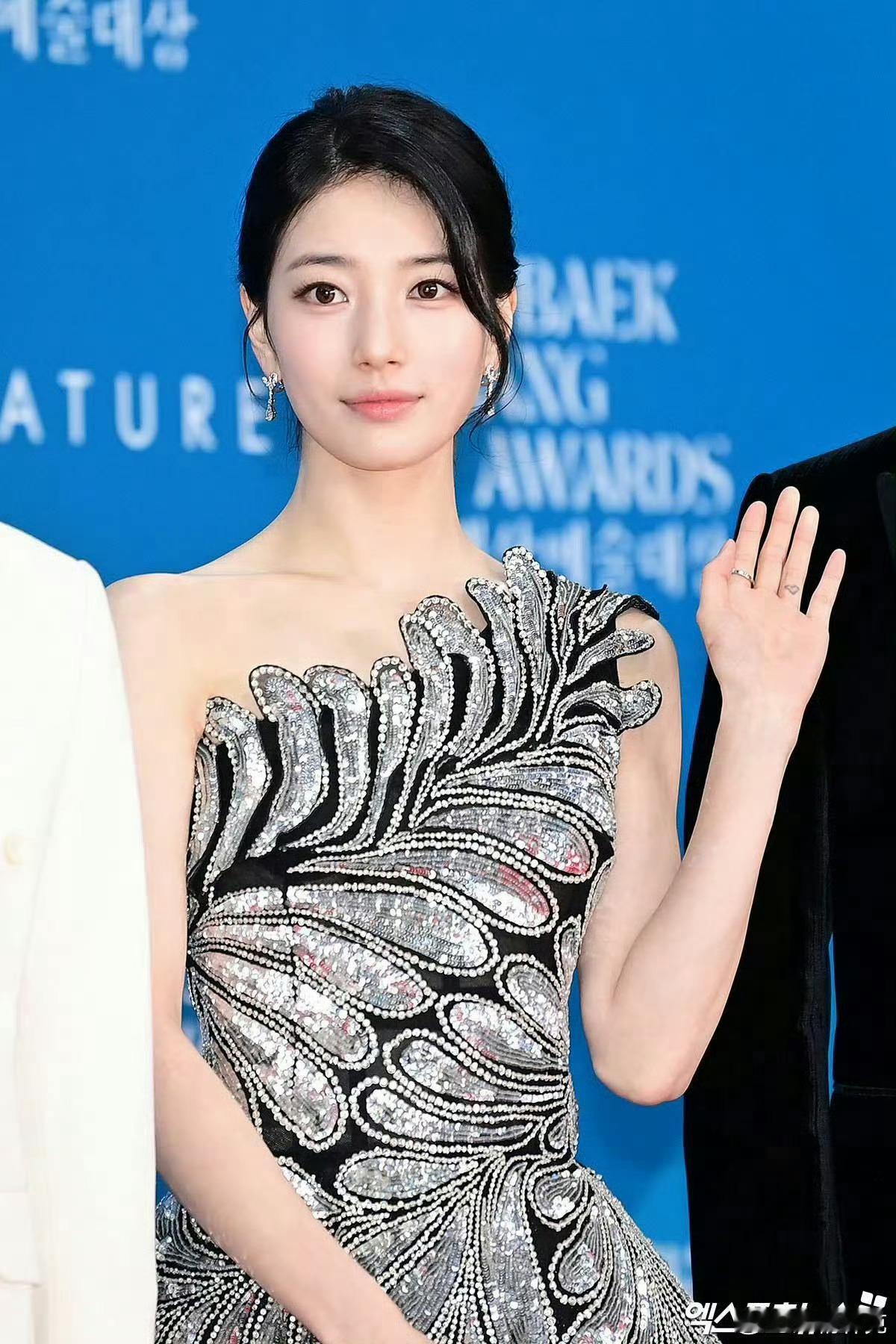 百想红毯女明星：裴秀智、宋慧乔、IU、李惠利。 ​​​