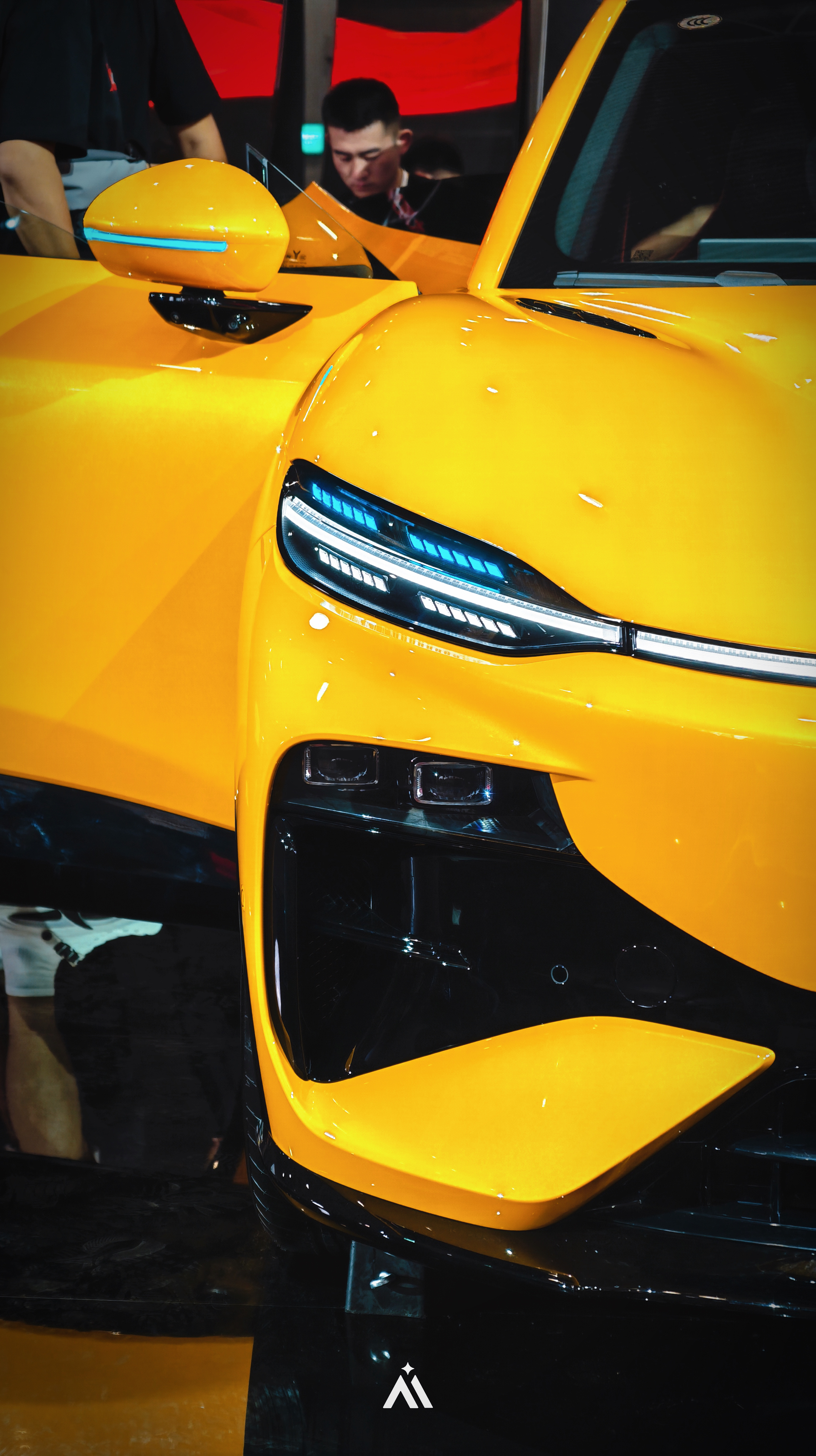 嗯，今天岚图过年了这是，发现个好东西，梦想家车顶帐篷，全电动，带灯带梯子，问了下