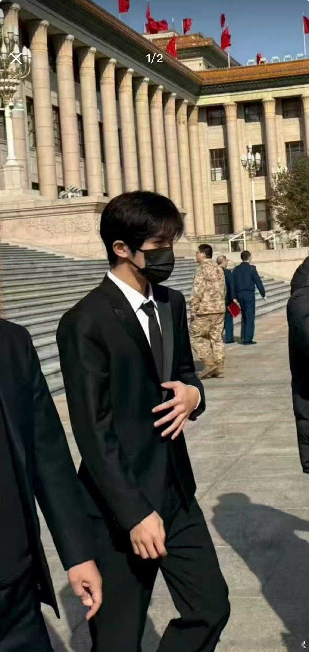 易烊千玺年春节团拜会路透易烊千玺年春节团拜会路透，黑西装造型好正 