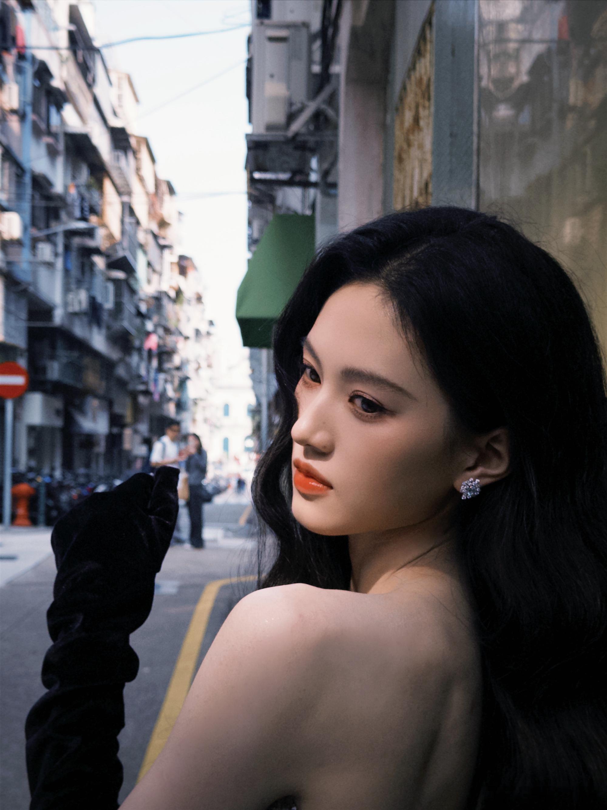 沈羽洁现实版落跑千金没错了沈羽洁现身，一袭白色礼裙宛如月光洒落，海藻长发随风轻扬