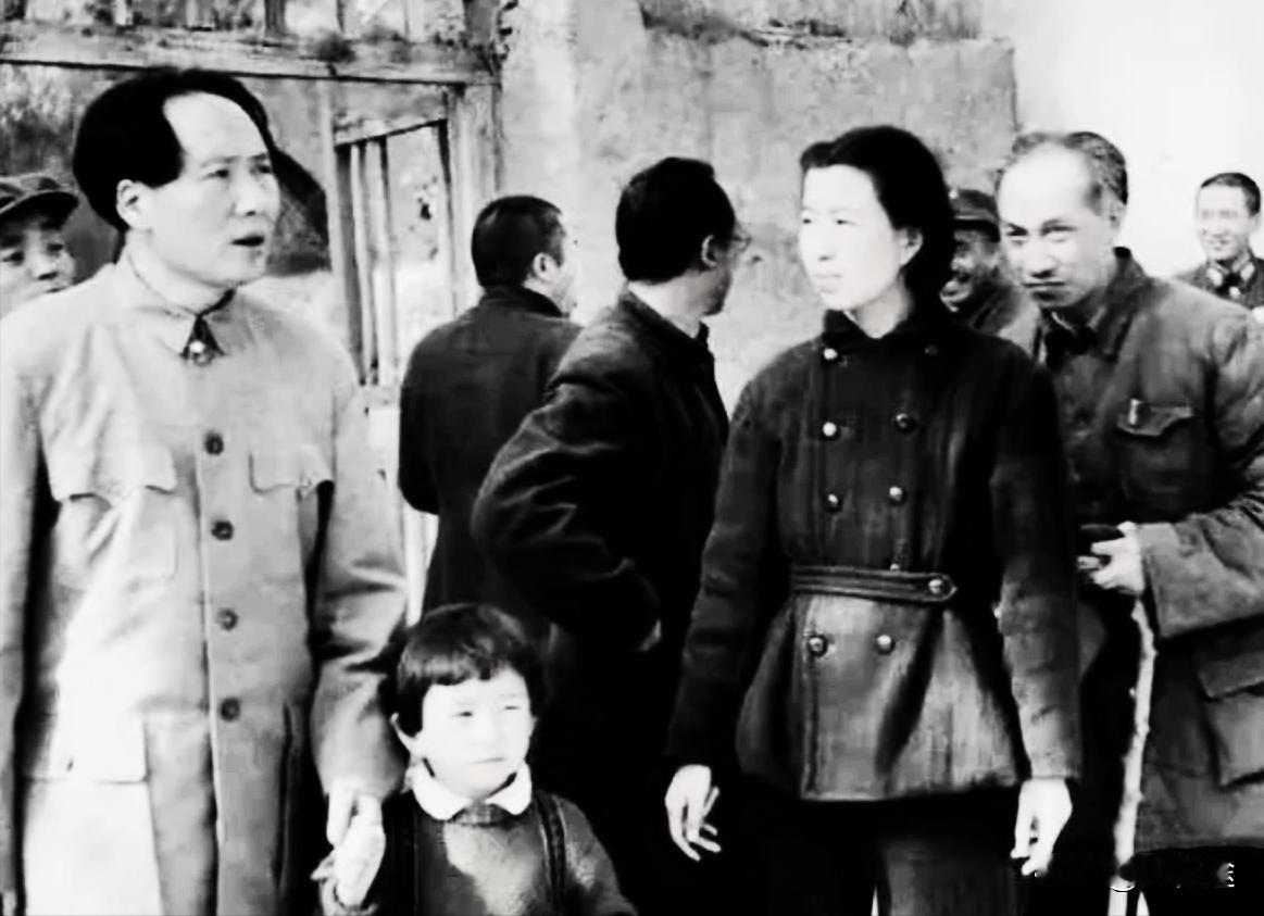 1944年，毛泽东与夫人在延安兰家坪接女儿李讷从洛杉矶托儿所放学。该托儿所创办于