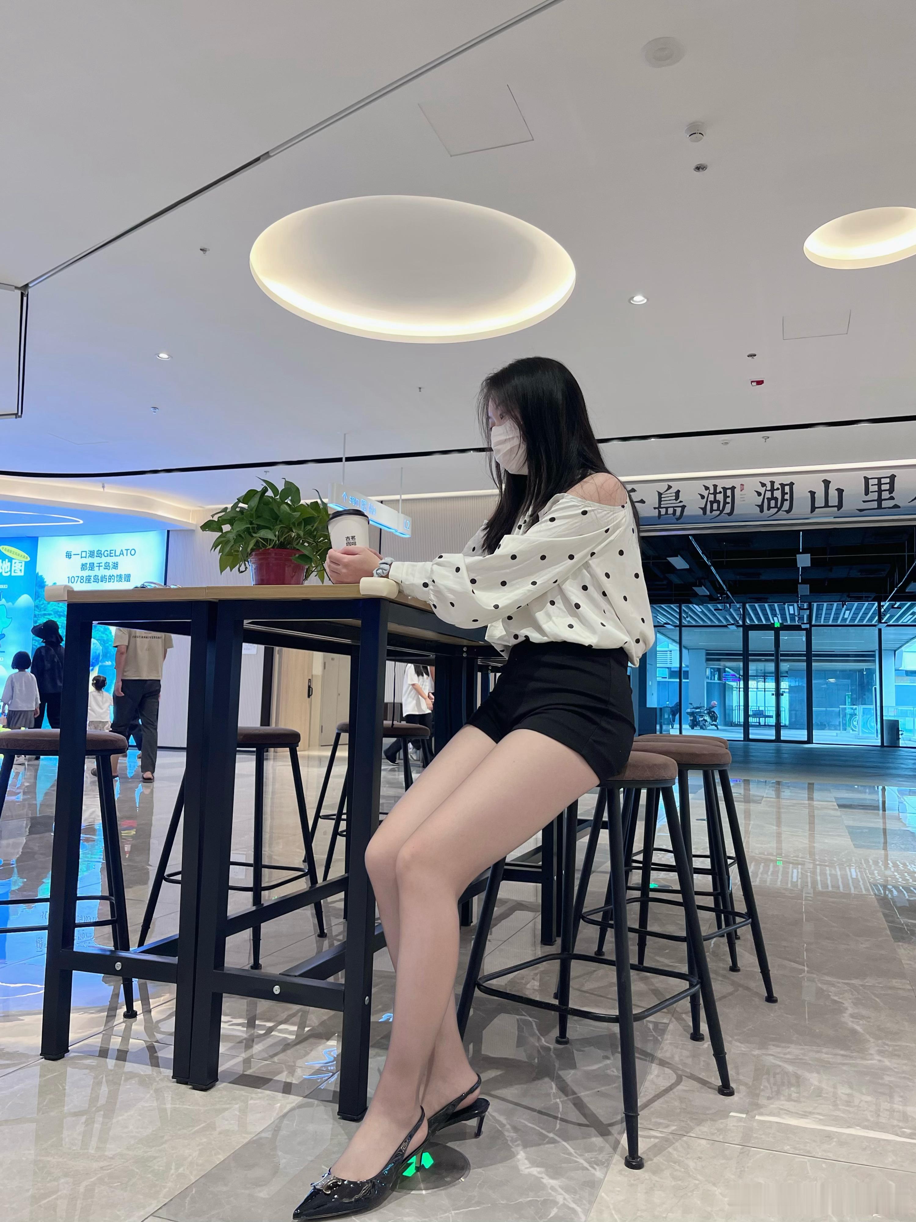 晚上好~穿搭大长腿丝袜小姐姐高跟鞋