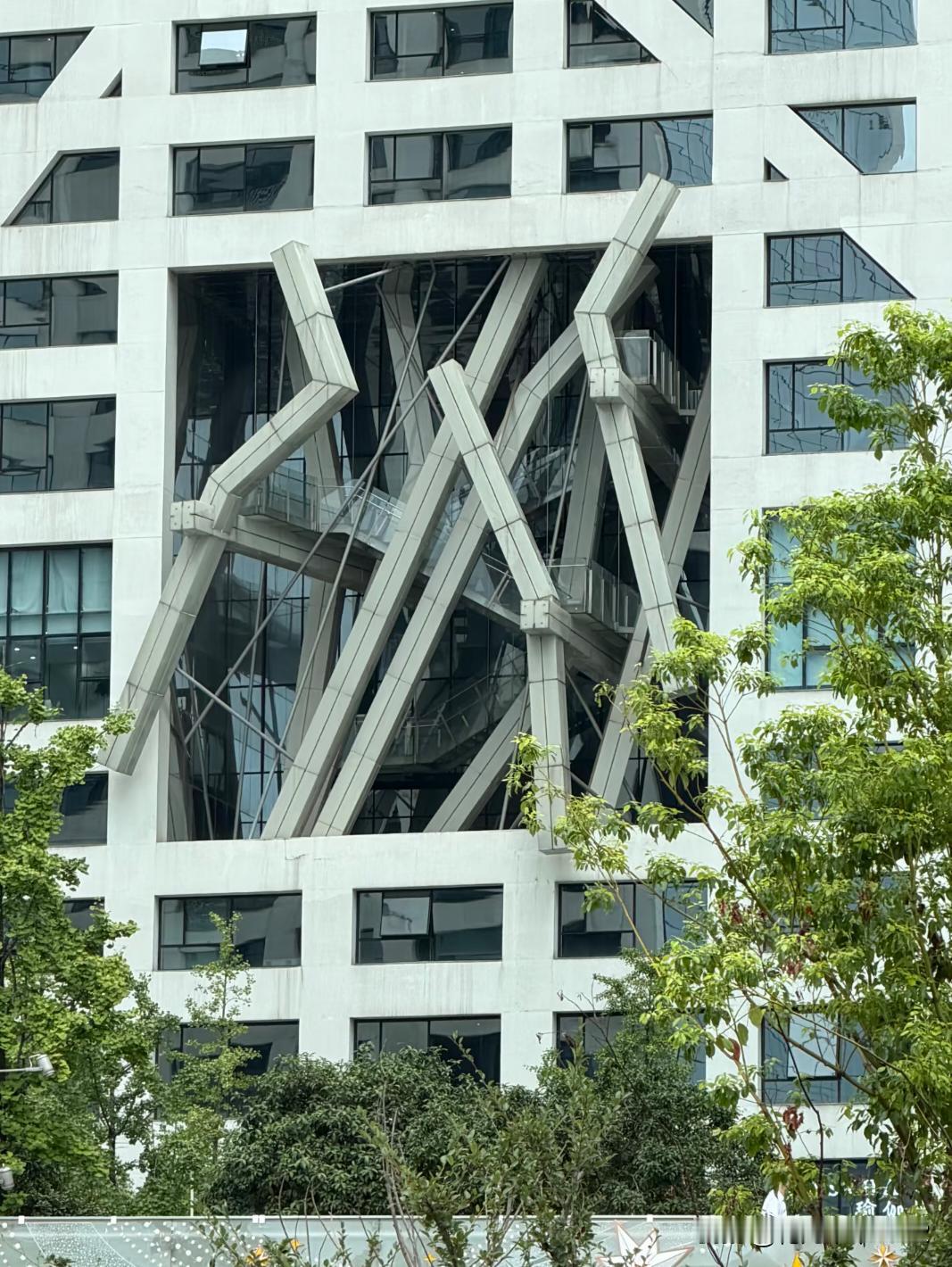 成都，这里中间的结构设计是做什么的？
今天打车经过这里，真的很好奇这里是做什么用