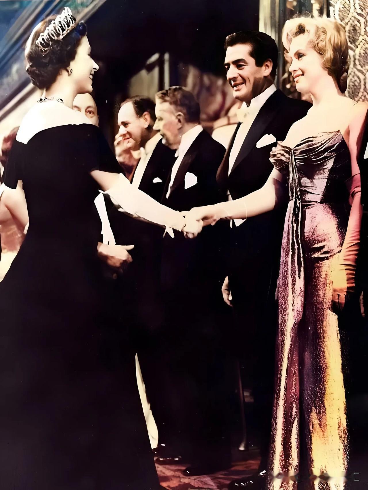 1956年，英国女王邀请电影《游龙戏凤》剧组演员参加王室晚宴，和女王同岁的梦露也