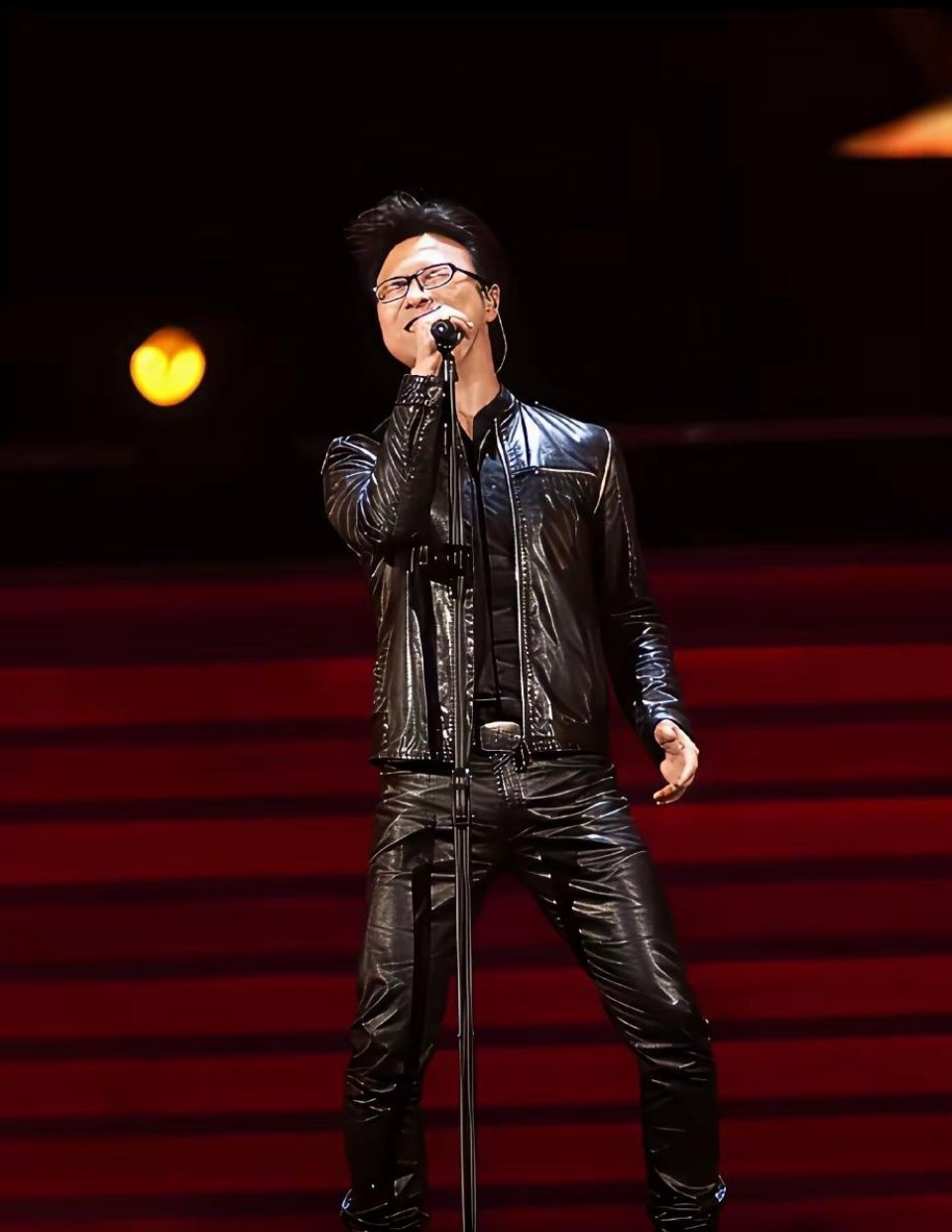 汪峰演唱会一身紧身裤亮相，难道是为了吸引台下观众注意力？ 