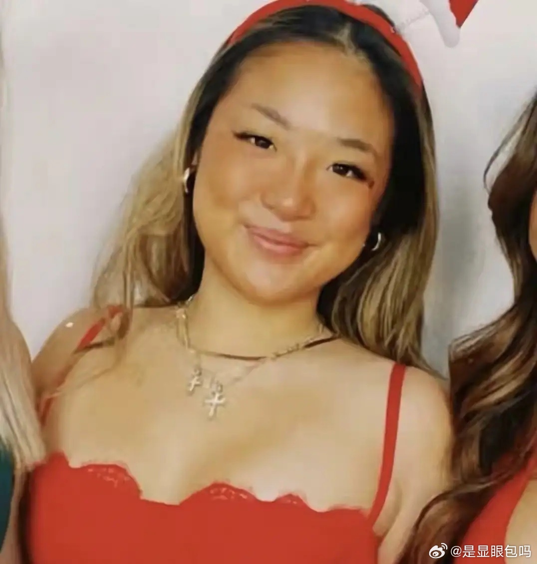 张学友25岁大女儿张瑶华近照曝光！她染了一头黄毛，皮肤去做了美黑，化着精致的大浓