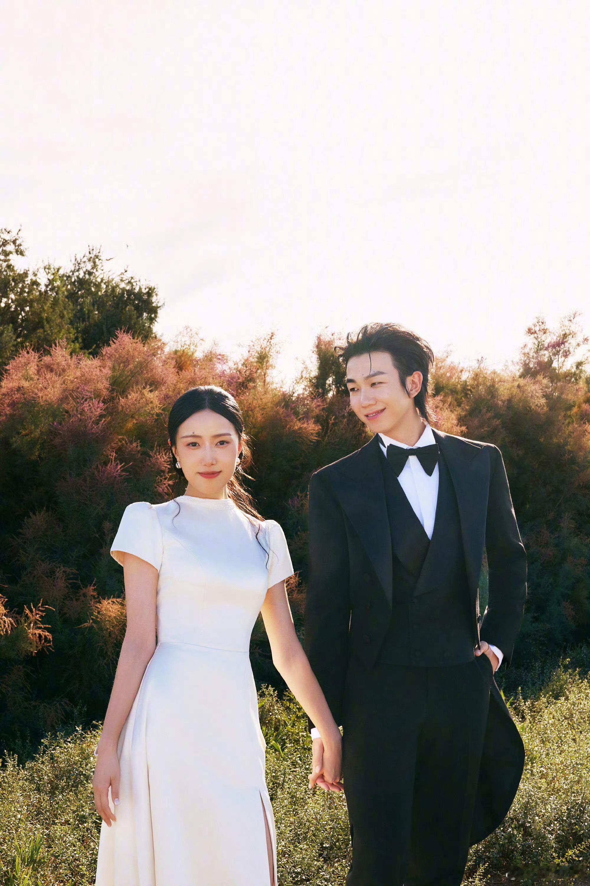白举纲婚礼照片白举纲9月17日晒出敦煌大漠婚礼照片，首次公开圈外妻子温柔正脸，深