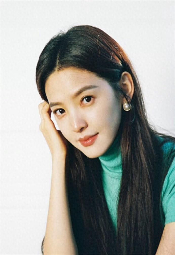 真没想到，今天饭局，一个在圈内的朋友透了个风，说章若楠进组《你那儿几点》这事儿，