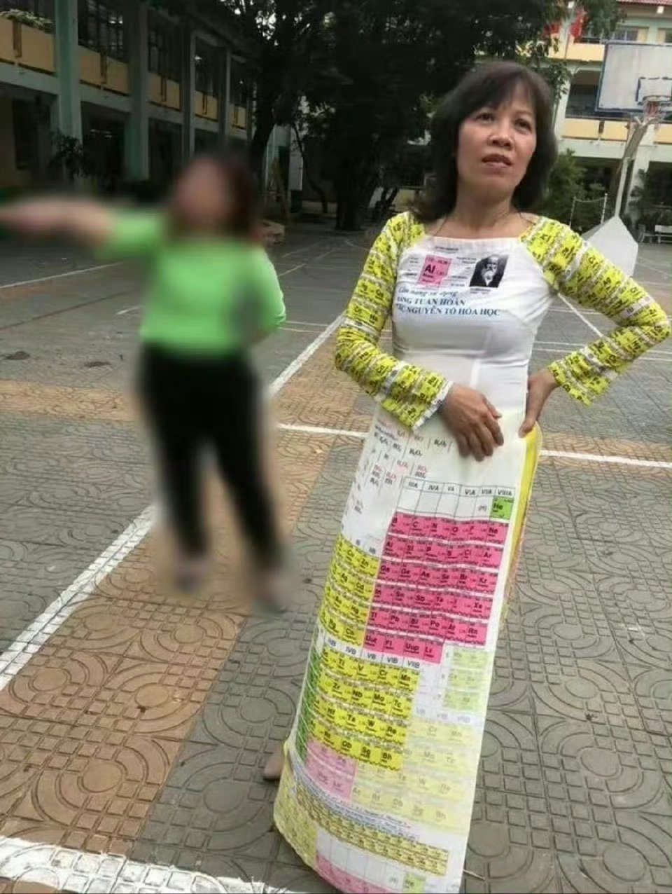 一眼就能看出她是教什么的老师！ ​ ​​​