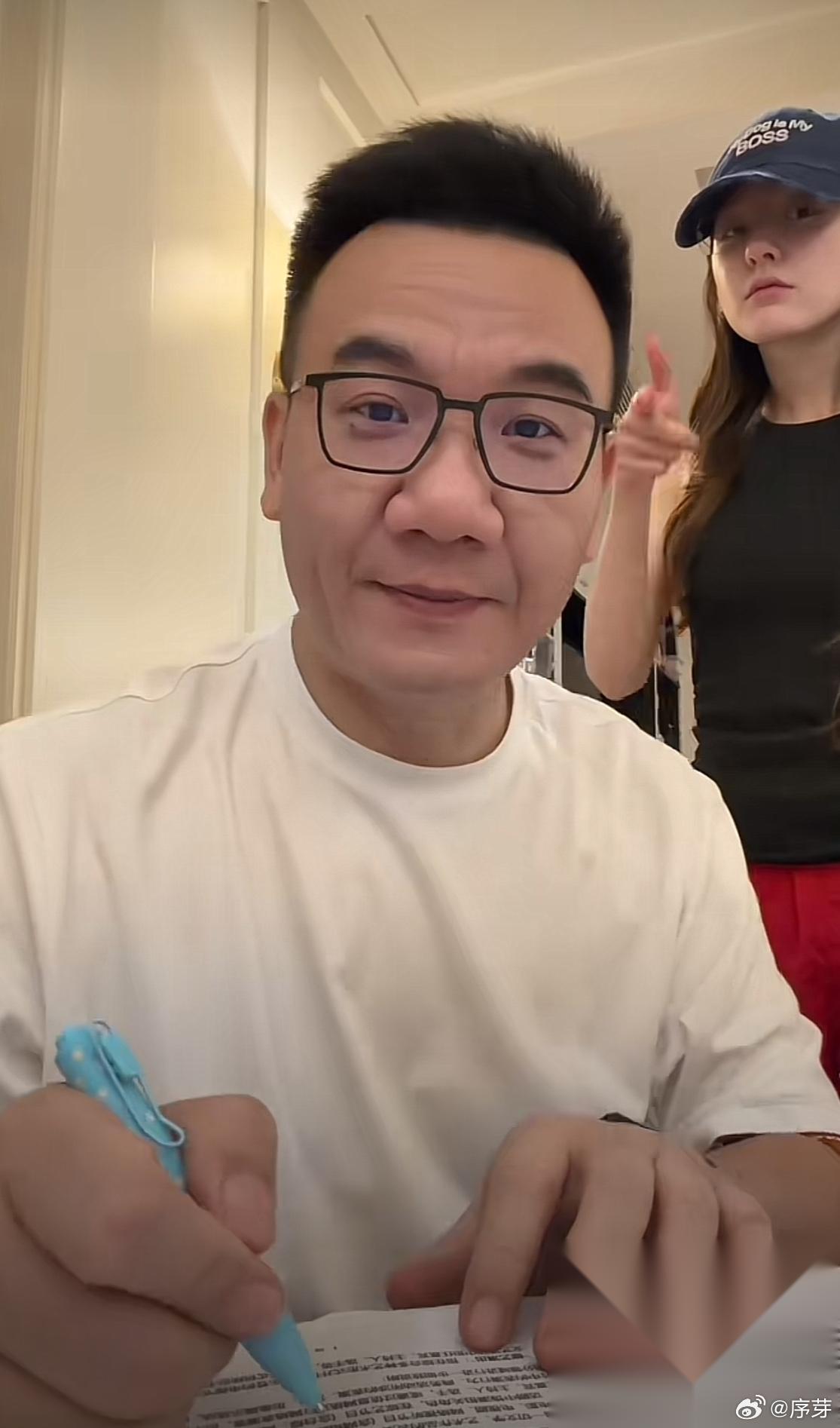 这难道就是风水轮流转吗？赵露思居然把曾经的老板刀哥签成自家艺人。很多人疑惑，刀哥