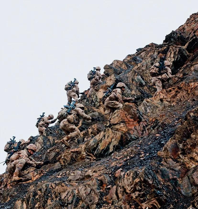 不得不服，解放军这身迷彩服，伪装效果太强了！

战士们穿的迷彩服与背着的步枪，与