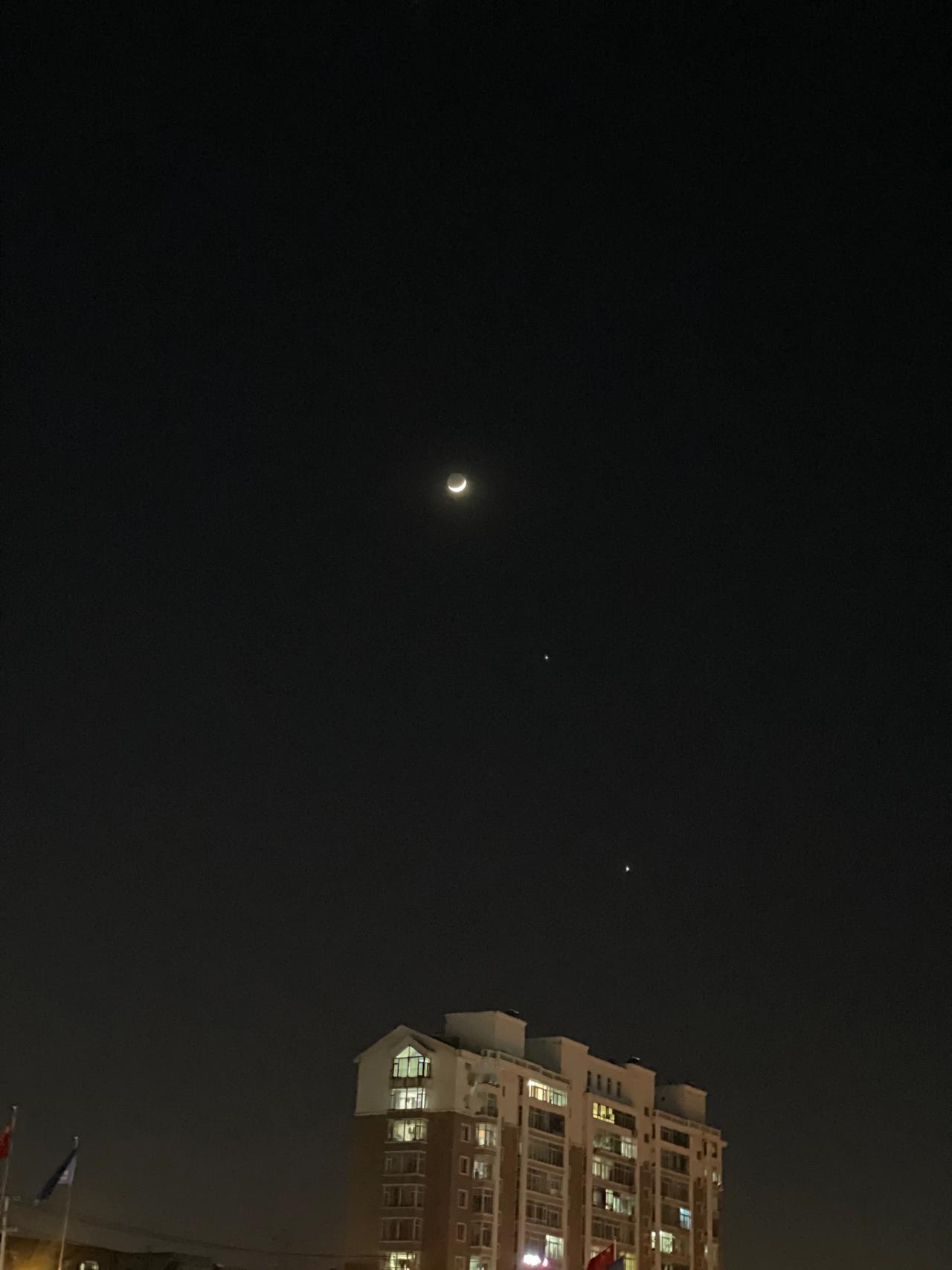 今天月亮和另外两颗很亮的星连城了直线 印象里好像没看过这种情况