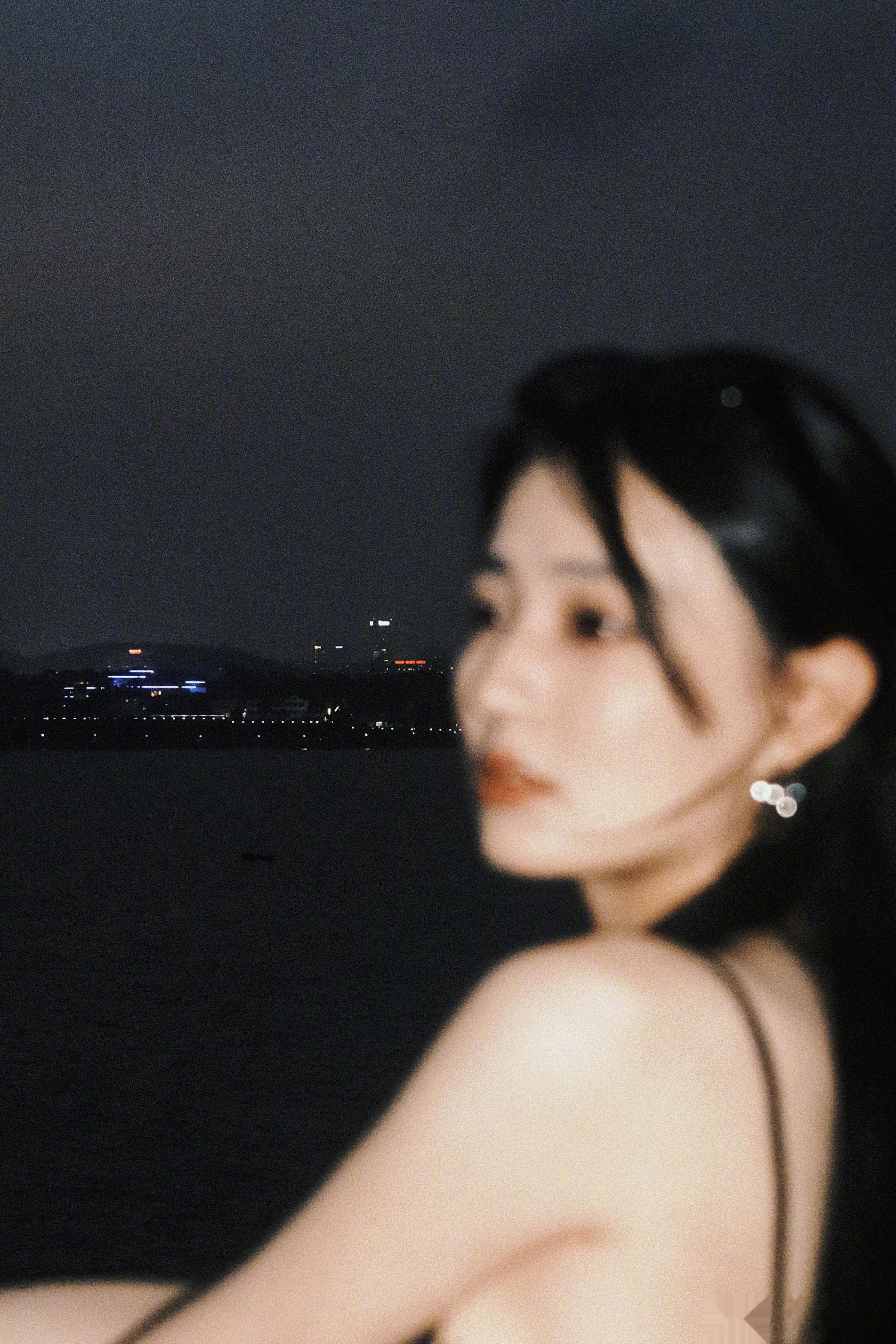 徐璐蕾丝吊带海边大片感觉好香的样子~ 