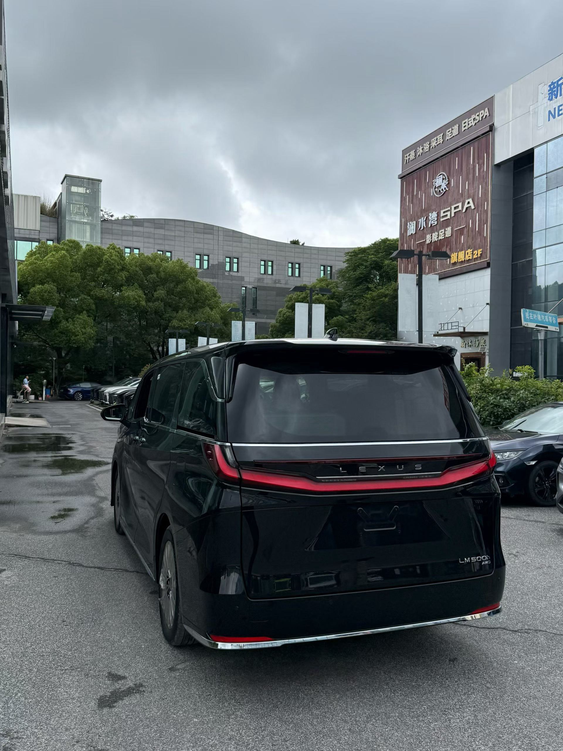 雷克萨斯LM500h六座准备交付V+客户有一种客户，不管你电车多闹多吵多喧嚣多花